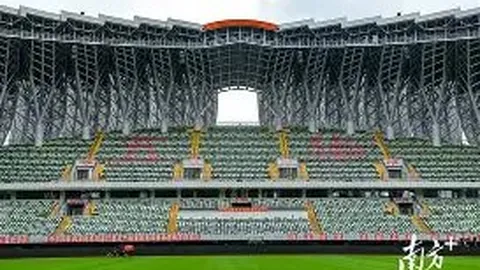 曼联半场攻势如潮，下半场防守失守，英超半程进球与失球极端对比引热议！