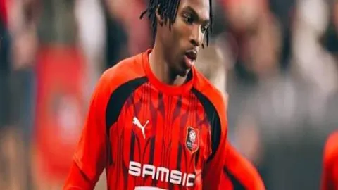 “传奇上将再战蓝天，五星上将启航新征程！独家彩超助力巅峰翱翔！”